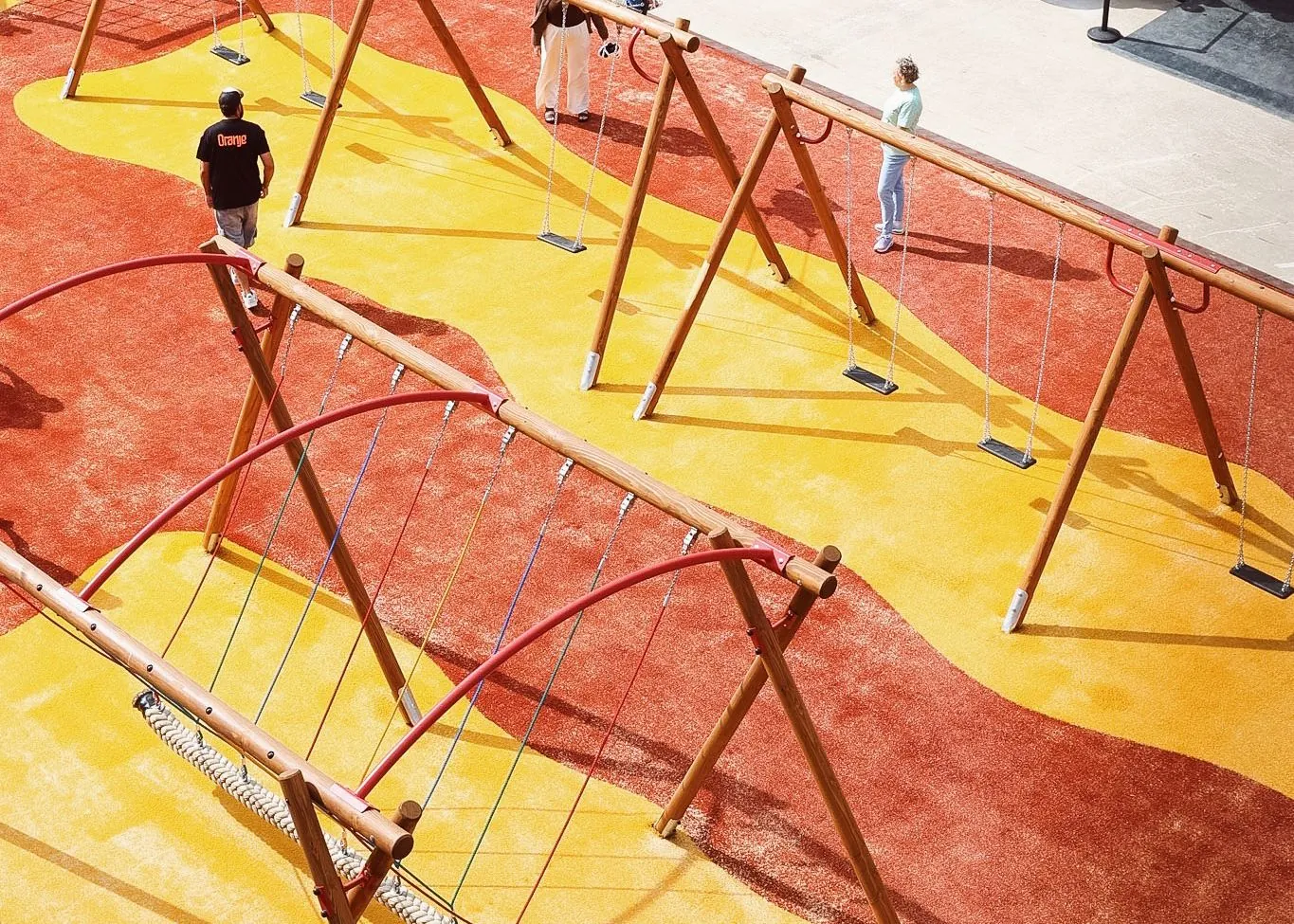 Schommels en klimrekken in de speeltuin van Spelen bij Beelen