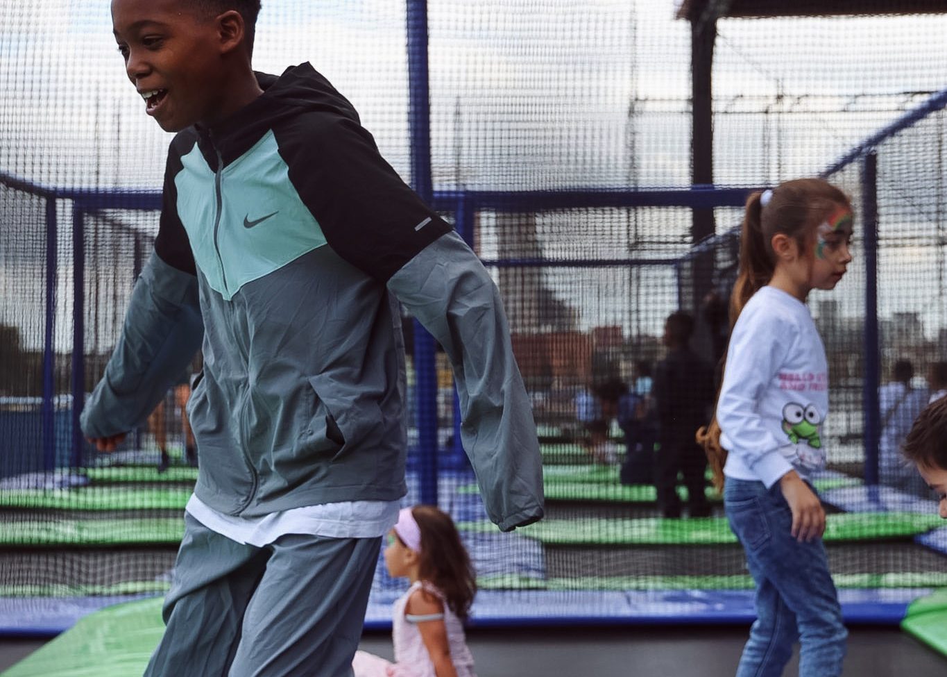 Kinderen die springen op de trampolines van Spelen bij Beelen